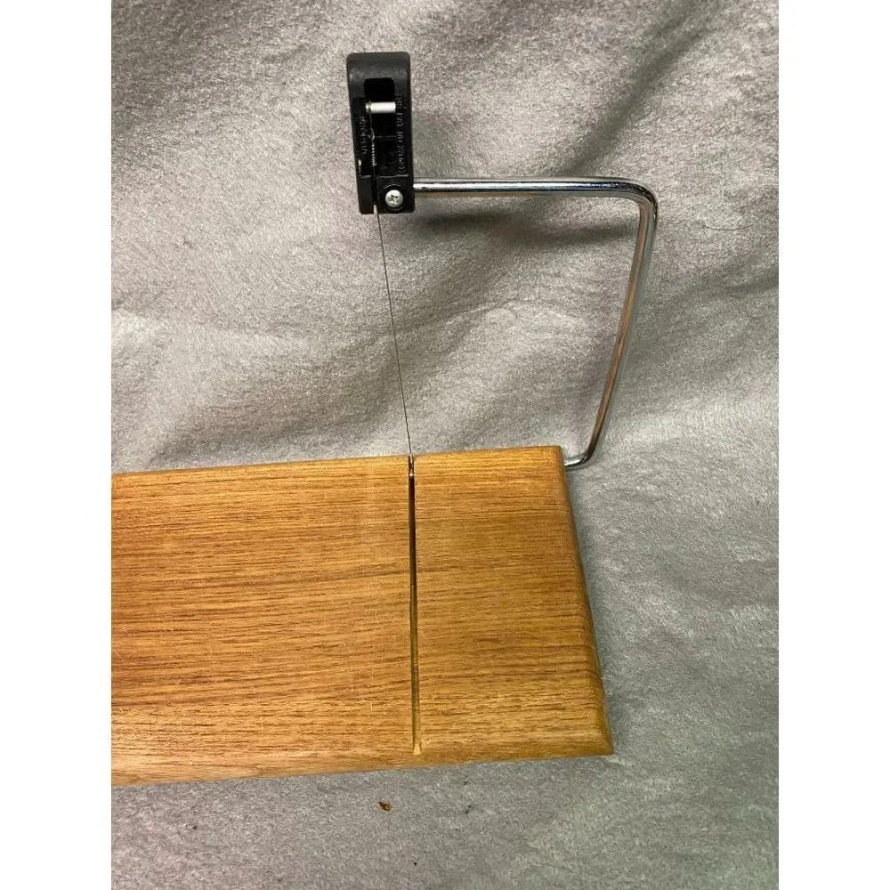 VINTGE WOODEN‎ CHEESE CUTTING BOARD WIRE CUTTER